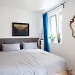Beautiful Park Apartment For 4 Guests
